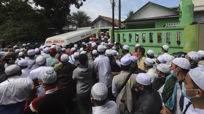 Mobil ambulans yang membawa jenazah Habib Ali bin Abdurrahman Assegaf tiba di lokasi pemakaman di Pemakaman Keluarga Habib Ahmad bin Alwi Al Haddad (Habib Kuncung) Jalan Rawajati Timur, Pancoran, Jakarta, Sabtu (16/1/2020). [Suara.com/Angga Budhiyanto]