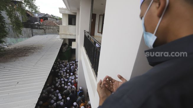 Sejumlah jamaah memanjatkan doa di  lokasi pemakaman Habib Ali bin Abdurrahman Assegaf di Pemakaman Keluarga Habib Ahmad bin Alwi Al Haddad (Habib Kuncung) Jalan Rawajati Timur, Pancoran, Jakarta, Sabtu (16/1/2020). [Suara.com/Angga Budhiyanto]