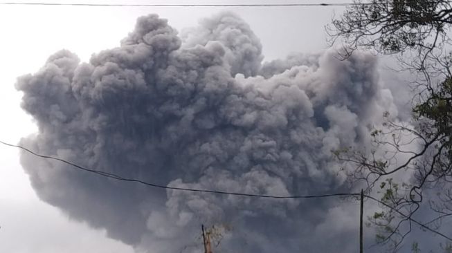 Bupati Lumajang Unggah Foto Semeru Muntahkan Awan Panas, Warganet Berdoa