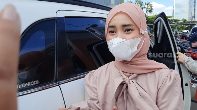 Fatin Shidqia Positif Covid-19, Tangan Diinfus dan Selang Oksigen Terpasang di Hidung