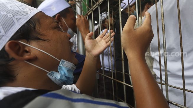 Jamaah memanjatkan doa di  lokasi pemakaman Habib Ali bin Abdurrahman Assegaf di Pemakaman Keluarga Habib Ahmad bin Alwi Al Haddad (Habib Kuncung) Jalan Rawajati Timur, Pancoran, Jakarta, Sabtu (16/1/2020). [Suara.com/Angga Budhiyanto]