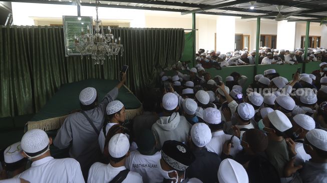 Sejumlah jamaah memadati lokasi pemakaman Habib Ali bin Abdurrahman Assegaf di Pemakaman Keluarga Habib Ahmad bin Alwi Al Haddad (Habib Kuncung) Jalan Rawajati Timur, Pancoran, Jakarta, Sabtu (16/1/2020). [Suara.com/Angga Budhiyanto]