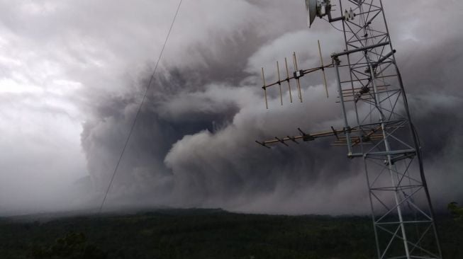 Gunung Semeru Meletus Keluarkan Awan Panas Guguran Sejauh 4,5 Km