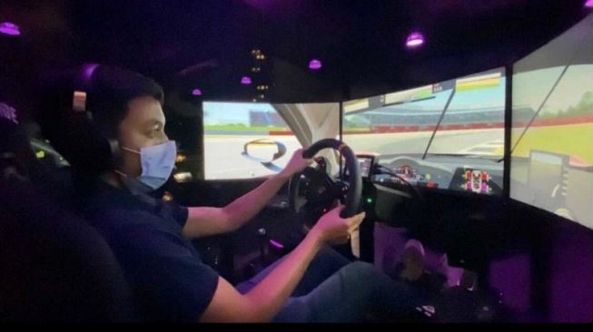 Avila Bahar, pembalap sirkuit dan esports Indonesia saat berlatih Digital Motorsports [Tim Avila Bahar via ANTARA]