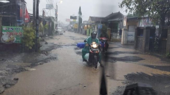 Bupati Sidoarjo Geram Lihat Banyak Jalan Rusak, Ancam Ganti Kepala Dinas PU