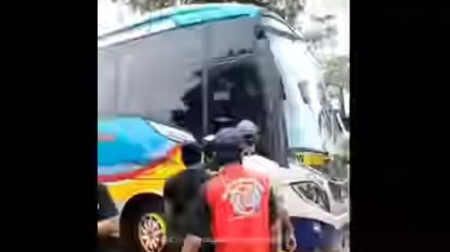 Nekat Melawan Arah, Warga Hadang Bus Sumber Selamat