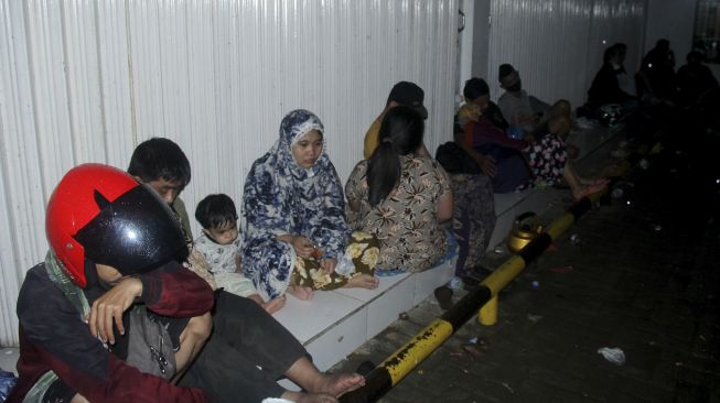 Sejumlah warga mengungsi di dataran tinggi di Mamuju, Sulawesi Barat, Kamis (15/1/2021). [ANTARA FOTO/ Akbar Tado]