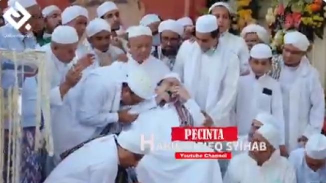 Video Habib Ali bin Abdurrahman Assegaf menangis bertemu dengan Habib Rizieq Shihab. (Twitter/QaillaAsyiqah)