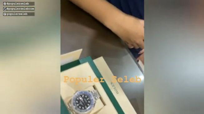 Hadiah jam tangan mewah untuk Billy Syahputra dari Amanda Manopo. (Youtube/Populer Seleb)