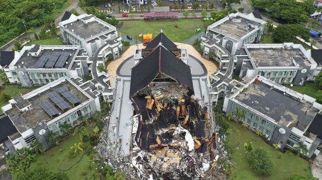 Foto aerial Gedung Kantor Gubernur Sulawesi Barat yang rusak akibat gempa bumi magnitudo 6,2 di Mamuju, Sulawesi Barat, Sabtu (16/1/2021). [ANTARA FOTO/Sigid Kurniawan]