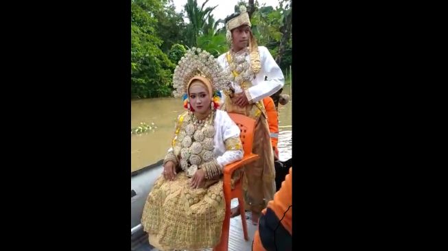 Pengantin dievakuasi dari rumah akibat banjir / [Foto Istimewa]