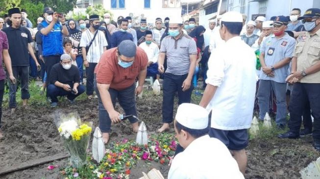 Pemakaman Ihsan Adhlan Hakim, korban Sriwijaya Air SJ 182 di Pontianak, Sabtu (16/1/2021). (Suara.com/Ocsya Ade CP)