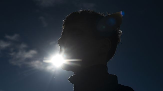 Seniman 'cyborg' asal Spanyol dan aktivis 'transpecies' Manel De Aguas (24) berpose di sebuah pantai di Barcelona, pada (12/1/2021). [Josep LAGO / AFP]