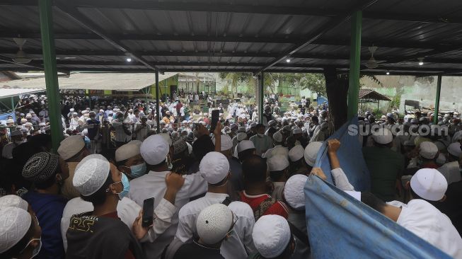 Sejumlah jamaah memadati lokasi pemakaman Habib Ali bin Abdurrahman Assegaf di Pemakaman Keluarga Habib Ahmad bin Alwi Al Haddad (Habib Kuncung) Jalan Rawajati Timur, Pancoran, Jakarta, Sabtu (16/1/2020). [Suara.com/Angga Budhiyanto]