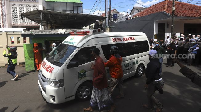 Mobil ambulans yang membawa jenazah Habib Ali bin Abdurrahman Assegaf tiba di lokasi pemakaman di Pemakaman Keluarga Habib Ahmad bin Alwi Al Haddad (Habib Kuncung) Jalan Rawajati Timur, Pancoran, Jakarta, Sabtu (16/1/2020). [Suara.com/Angga Budhiyanto]