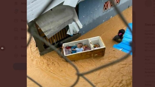 Evakuasi anak di tengah banjir Kalsel (Twitter/giewahyudi)