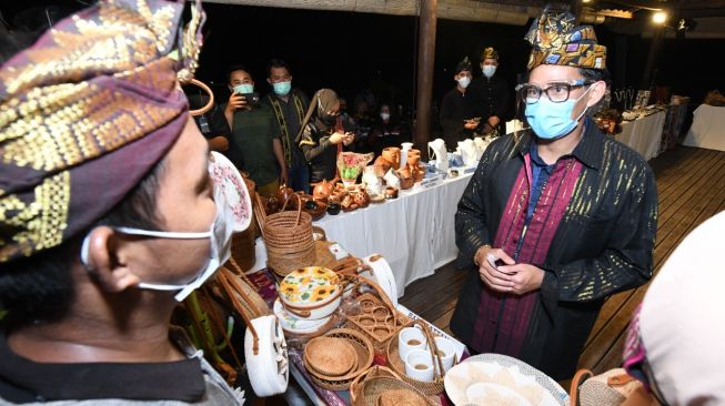 Menparekraf Sandiaga Uno menyaksikan UMKM khas Mandalika seperti Lombok Mutiara Sekarbela, Naung Songket, Lombok Pottery dan Bale Rattan Lombok [Kemenparekraf].