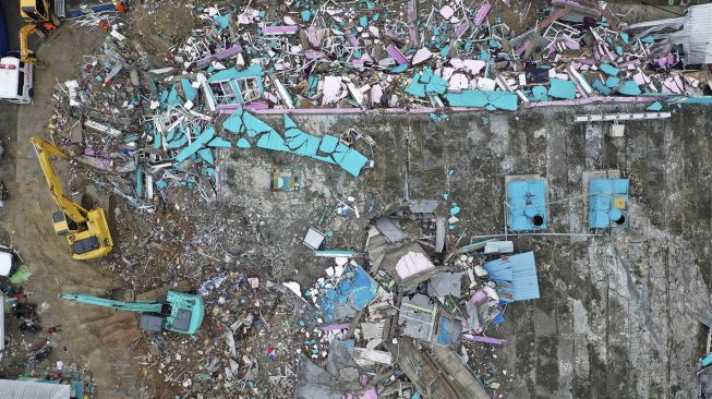 Foto aerial Rumah Sakit Mitra Manakarra yang rusak akibat gempa bumi magnitudo 6,2 di Mamuju, Sulawesi Barat, Sabtu (16/1/2021). [ANTARA FOTO/Sigid Kurniawan]