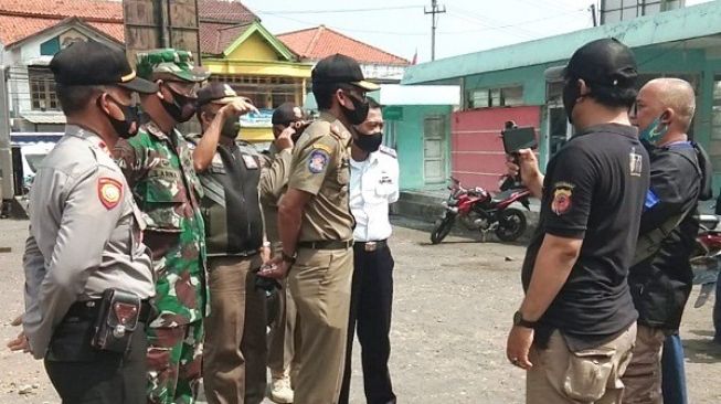 Melanggar PSBB Proposional, Satpol PP Ancam Cabut Izin Usaha