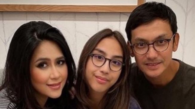 Aktor Gunawan beserta istri dan anaknya [Instagram/@lala_gunawan_family]