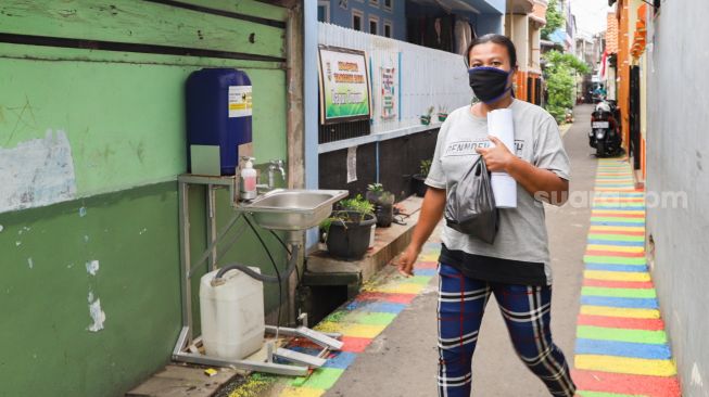 Fasilitas untuk mencuci tangan terpasang di setiap sudut jalan Kampung Tangguh Jaya, Penggilingan, Cakung, Jakarta Timur, Minggu (17/1/2021). [Suara.com/Alfian Winanto]