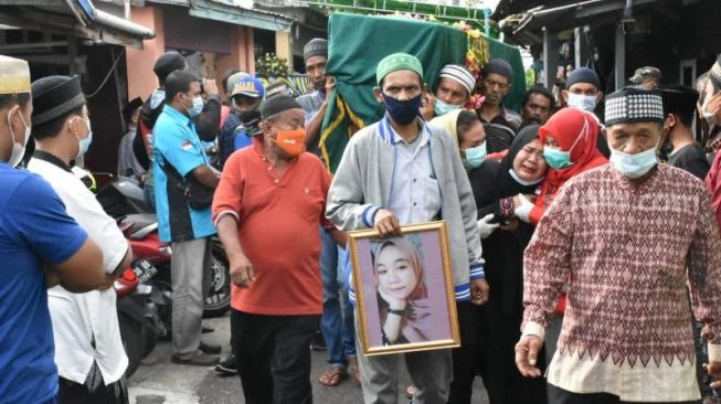 Isak tangis keluarga saat mengantarkan jenazah Dinda Amelia, korban pesawat Sriwijaya Air SJ 182, ke tempat peristirahatan terakhir, Minggu (17/1/2021). [SuaraKalbar.id/Ocsya Ade CP]