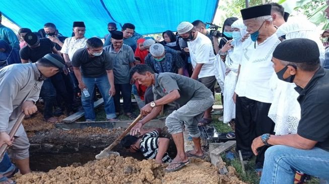 Tangisan Orangtua Korban Sriwijaya Air SJ 182 Pecah di Pemakaman