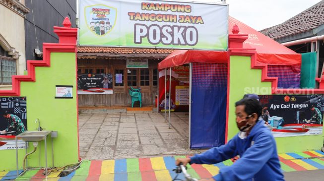 Posko bagi warga untuk isolasi mandiri tersedia di Kampung Tangguh Jaya, Penggilingan, Cakung, Jakarta Timur, Minggu (17/1/2021). [Suara.com/Alfian Winanto]