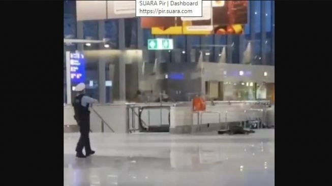 Seorang Pria Lempar Koper Sambil Takbir, Bandara Frankfurt Dievakuasi