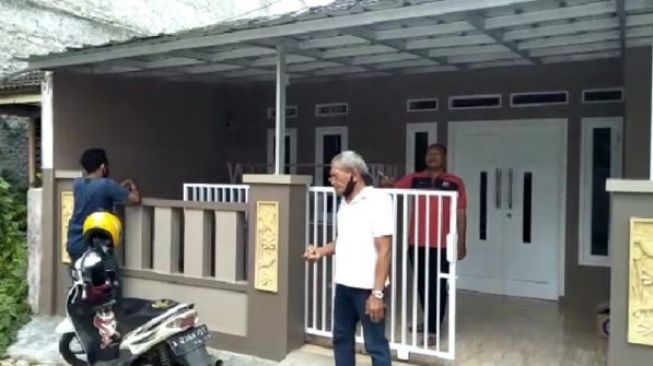 Rumah Arneta Fauzi (38), korban tragedi kecelakaan pesawat Sriwijaya Air SJ 182, di Kompleks Taman Lopang Indah, Kelurahan Unyur, Kota Serang, Banten, dibobol maling, Sabtu (16/1/2021). [Foto: Bantennews.co.id]