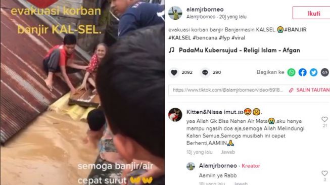 Nenek korban banjir di Kalsel dievakuasi pakai batang pohon. (Tiktok/@alamjrborneo)