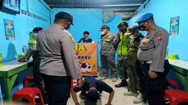 Ngeyel! Penjual STMJ di Depan Polres Mojokerto Dihukum Seperti Ini