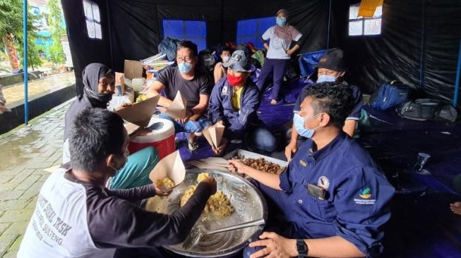 Kemensos mendirikan dapur umum bagi korban gempa Mamuju dan Majene, Sulawesi Barat. [Dok. Kemensos]