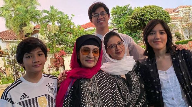 Almarhum aktris senior Farida Pasha (kedua dari kiri), bersama anak dan cucu-cucunya. Salah satunya Ify Alyssa (kanan). [Instagram@ifyalyssa]