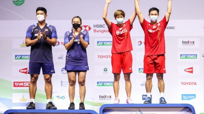 Juara ganda campuran Yonex Thailand Open 2021 Dechapol Puavaranukroh/Sapsiree Taerattanachai (kanan) dan pasangan Praveen Jordan/Melati Daeva Oktavianti (kiri) di Impact Arena, Bangkok, Minggu (17/1/2021). Badmintonphoto/BWF/Erika Sawauchi