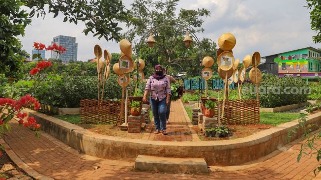 Warga berkunjung untuk berwisata di Agro Wisata Ragunan, Jakarta Selatan, Minggu (17/1/2021). [Suara.com/Alfian Winanto]