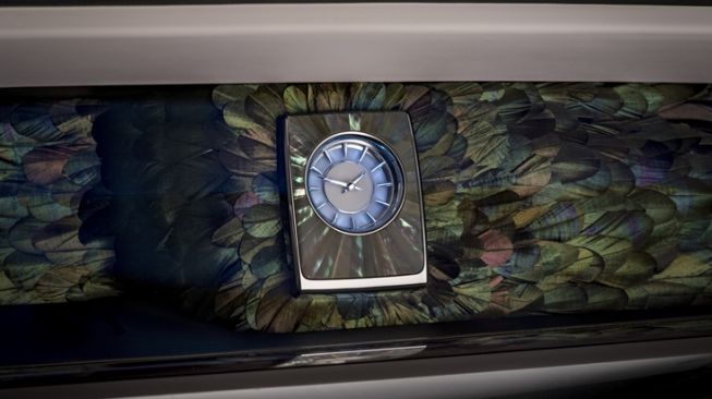 Iridescent Opulence Gallery Mother of Pearl [Rolls-Royce Motor Cars].