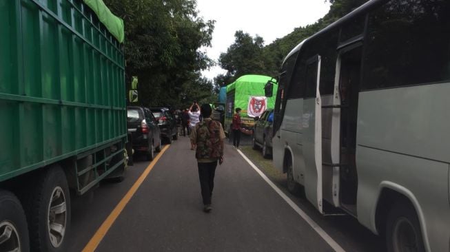 Antrian kendaraan di Poros Majene - Mamuju akibat jalan tertutup longsor, Senin 18 Januari 2021 / [Foto SuaraSulsel.id / Irfan ]