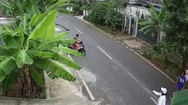 Tangkapan layar dari video rekaman kejadian dugaan pelecehan seksual yang dialami istri komedian Isa Bajaj, RM, di kawasan Komplek Abadi, Duren Sawit, Jakarta Timur, Ahad (17/1/2021). (ANTARA/HO-Isa Bajaj).