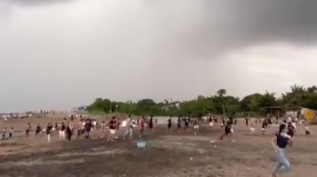 Pengunjung pantai menyelamatkan diri dari puting beliung (instagram)