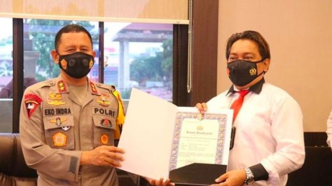 AKP Robert Sihombing terima penghargaan dari Kapolda [istimewa]