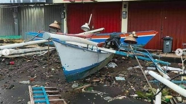 Suasan kota Manado saat diterjang gelombang tinggi (instagram)