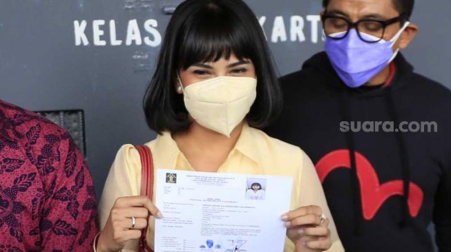 Aktris Vanessa Angel menunjukkan surat kebebasannya di Rutan Pondok Bambu, Jakarta Timur, Senin (18/1/2021). [Suara.com/Alfian Winanto]