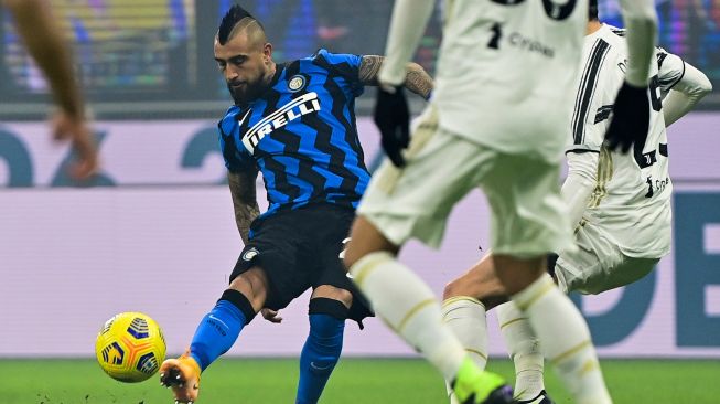 Gelandang Inter Milan Arturo Vidal menendang bola selama pertandingan sepak bola Serie A Italia Inter melawan Juventus  di Stadion Guiseppe Meazza, Senin (18/1/2021) dini hari WIB.