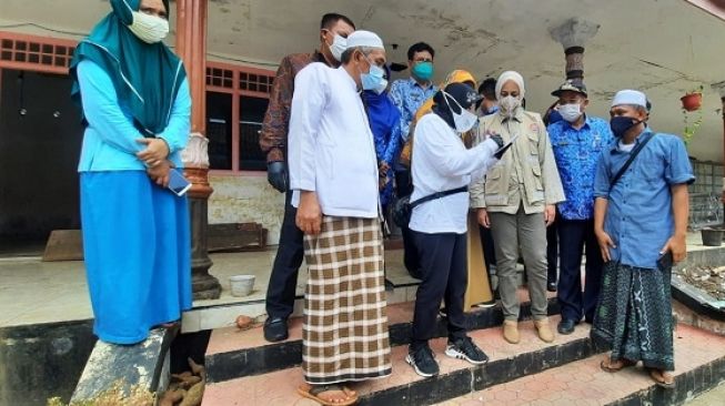 Mensos Tri Rismaharini (kemeja putih) saat turun langsug di tempat pengungsian korban banjir di Jember, Jawa Timur. (Keterangan Foto: Dokumentasi Humas Kemensos)