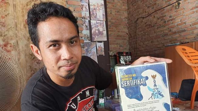 Lucky saat menunjukan sertifikat yang menerangkan perjalanan awalnya dari Sabang, Aceh pada 13 Juni 2007. [Suara.com/Panji Ahmad Syuhada]