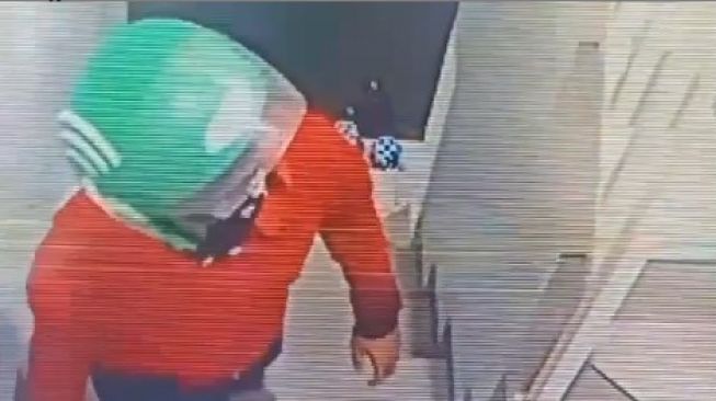 Gadis Subang Tewas Bugil di Denpasar, CCTV Rekam Abang Ojol Masuk Kost