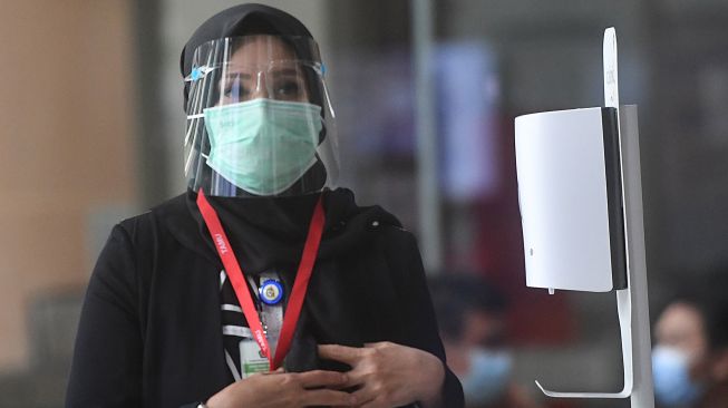 Kepala Kantor Bea Cukai Soekarno-Hatta Finari Manan tiba untuk menjalani pemeriksaan di gedung KPK, Jakarta, Senin (18/1/2021). ANTARA FOTO/Akbar Nugroho Gumay