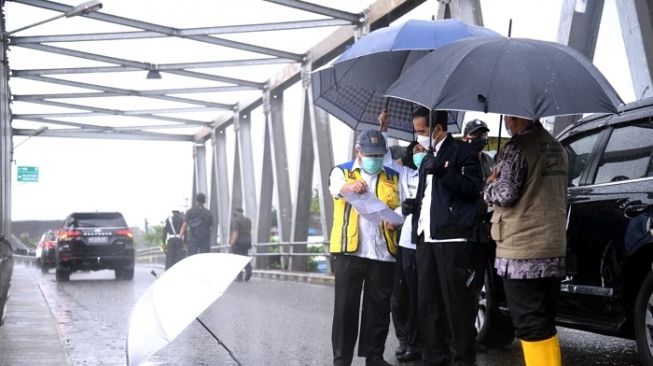 Presiden Jokowi saat memantau lokasi Banjir Kalsel dari atas Jembatan Pekauman. (Foto: Biro Pers, Media dan Informasi Sekretariat Presiden)