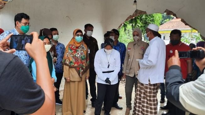 Mensos Tri Rismaharini (kemeja putih) saat turun langsug di tempat pengungsian korban banjir di Jember, Jawa Timur. (Keterangan Foto: Dokumentasi Humas Kemensos)